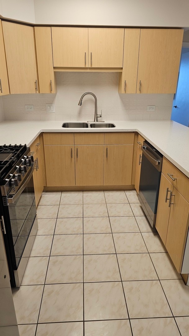 Foto del edificio - 675 Pearson St