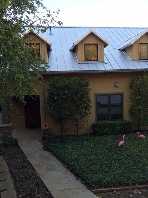 Foto principal - 8740 Center St