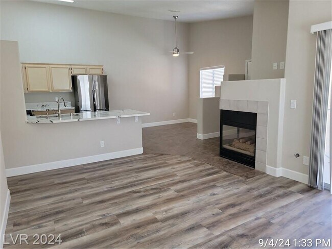 Foto del edificio - UPGRADED SECOND-FLOOR UNIT IN SUNRISE MANOR