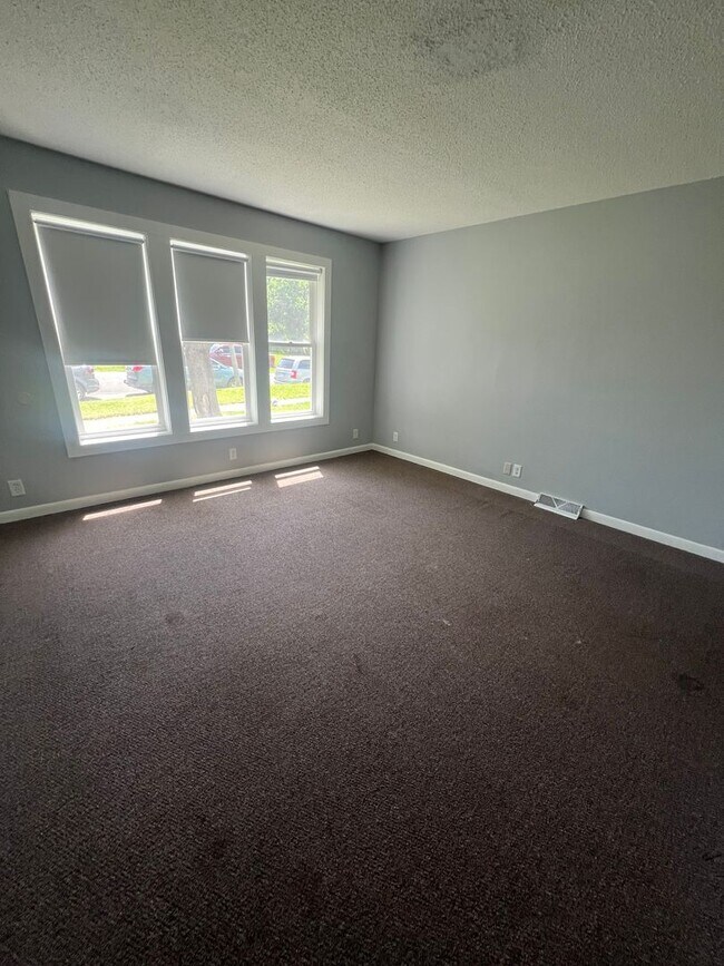 Foto del edificio - 2 Bedroom 1 Bath w/Garage and in unit Washer/Dryer
