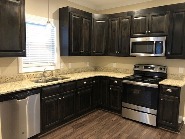 Foto del edificio - "Brand New Construction." Quiet location, charming, cozy 3 bedroom duplex