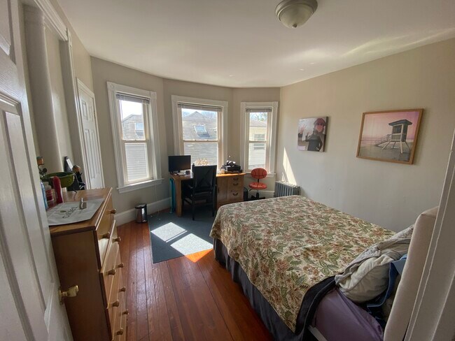 Foto del edificio - 64 Radcliffe Ave