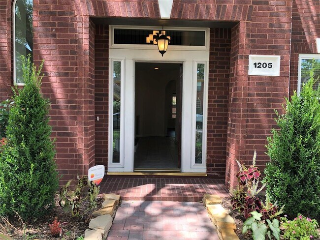 Foto del edificio - 1205 Comanche St