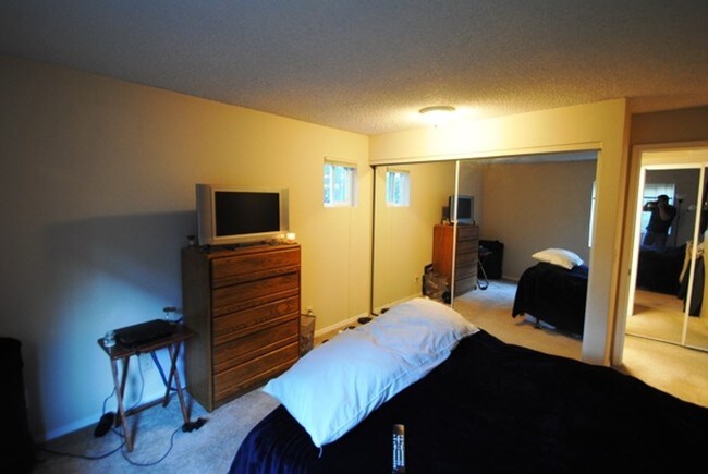 Building Photo - 6015 Lakeview Dr