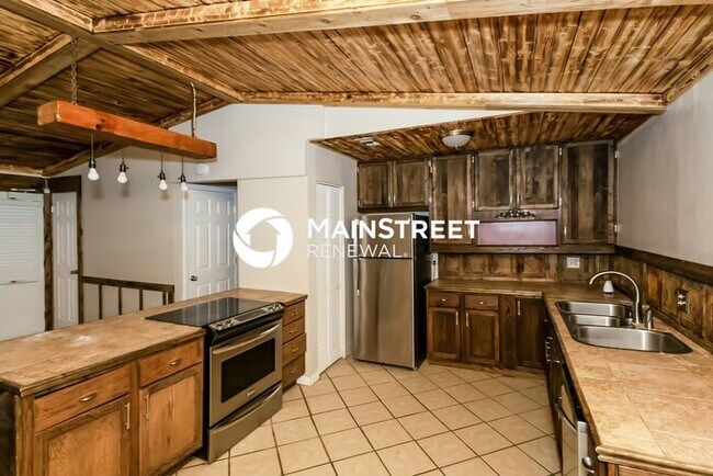 Building Photo - 3 Bedroom Pet-Friendly Home in Birmingham, AL with Main Street Renewal