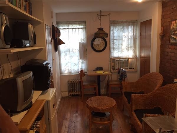 Building Photo - 336 E 6th St