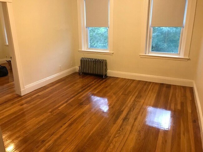 Foto del edificio - Large updated 2 bed unit with the landlord...