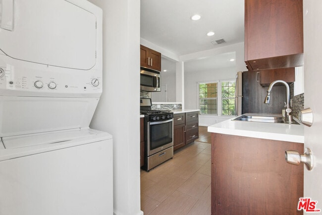 Foto del edificio - 1335 S Roxbury Dr