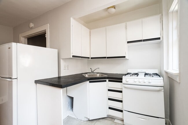 Building Photo - 26 Balmoral Ave