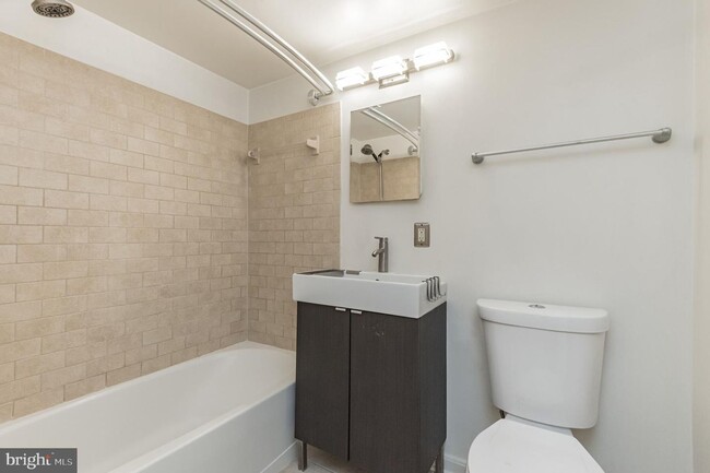 Foto del edificio - NEWLY AVAILABLE - RENOVATED 2 BR UNIT IN T...