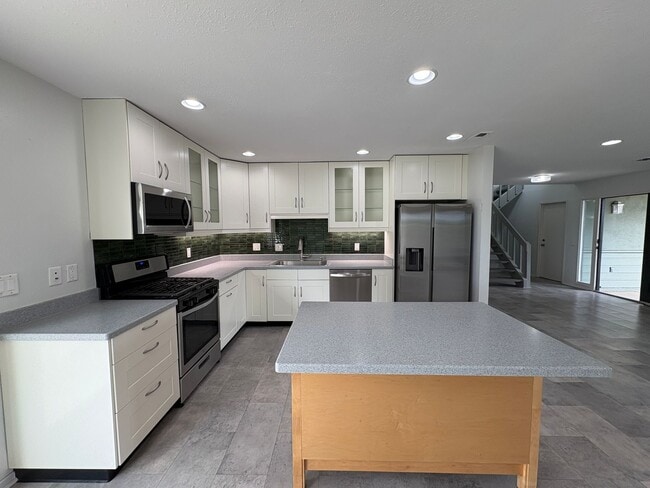 Building Photo - Welcome to this stunning 3-bedroom, 2-bath...
