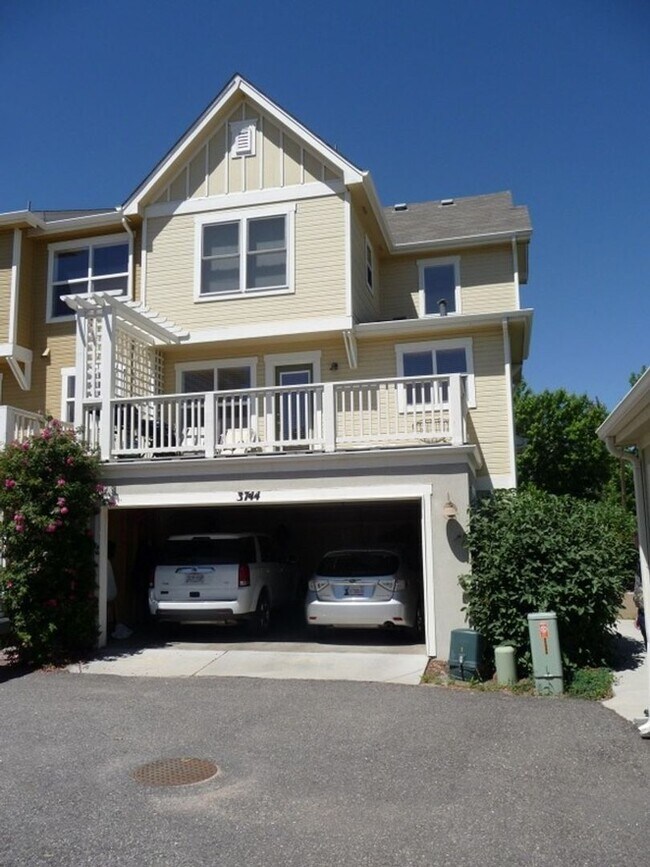 Building Photo - 2 Bed Highlands Townhome