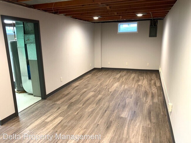 Building Photo - 7653-7655 Roseland Dr