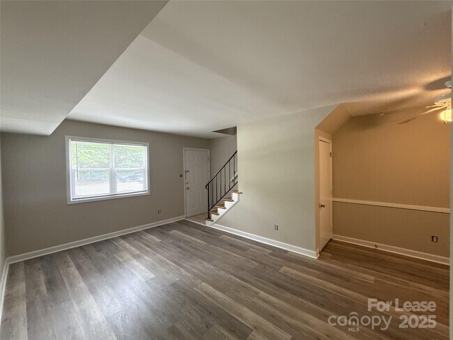 Foto del edificio - 1613 N Sharon Amity Rd