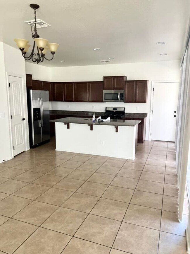 Foto del edificio - 3-bedroom plus den or 4 bedroom in Power R...