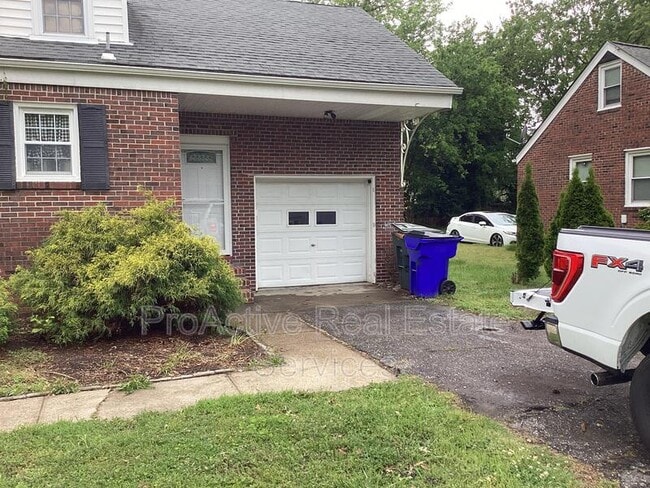 Building Photo - 6413 Glenoak Dr