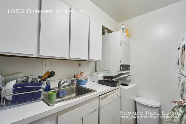 Building Photo - One-bedroom apartment with a classic feel ...