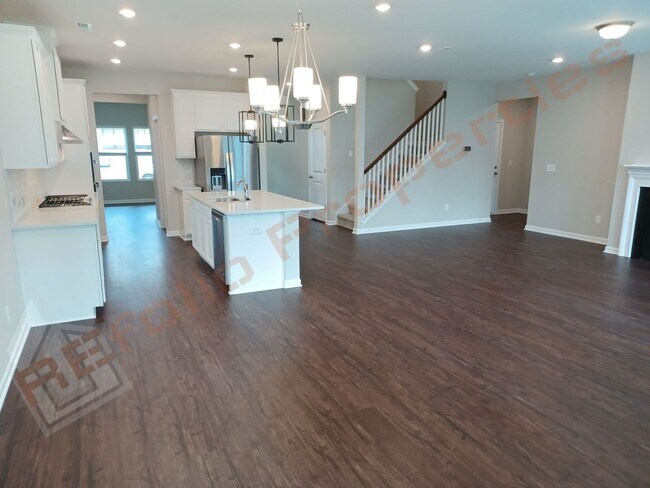 Building Photo - Modern and Spacious 5 Bedroom Home with Gu...
