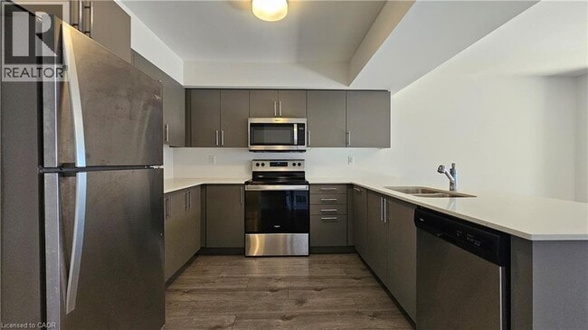 Building Photo - 205 W Oak Trl