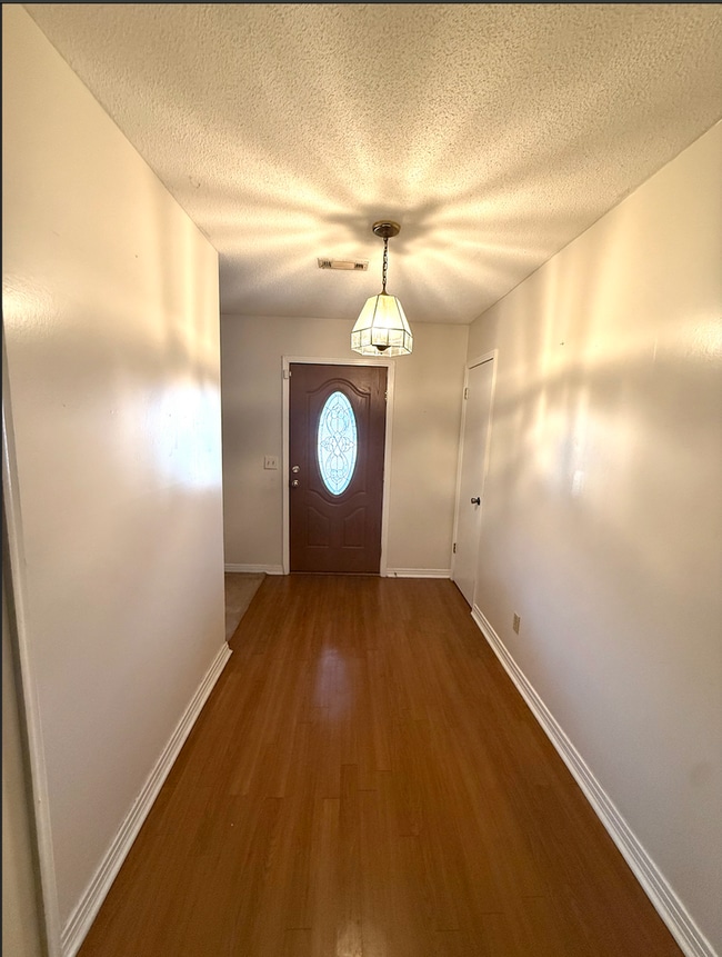 Building Photo - 3 bedroom 2 bath home located in quiet neighborhood