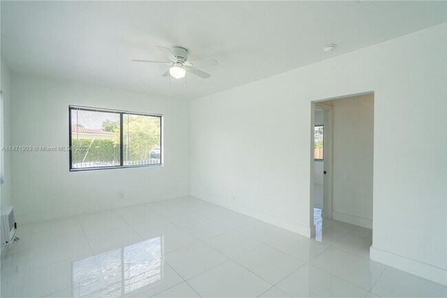 Foto del edificio - 7935 Crespi Blvd