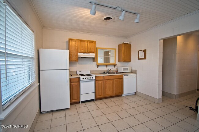 Building Photo - 2407 Emerald Dr