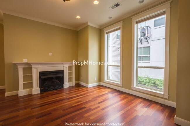 Foto del edificio - Luxury Two Bedroom Townhouse W/ Stylish Am...