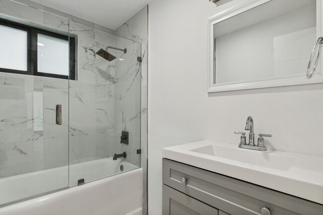 Foto del edificio - 8020 Crespi Blvd