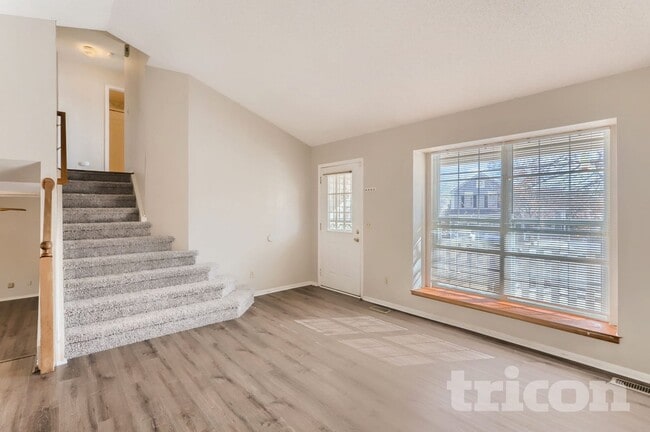 Building Photo - 525 Entrada Dr