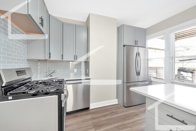 Building Photo - Nicely renovated, pet friendly 3 bed in So...