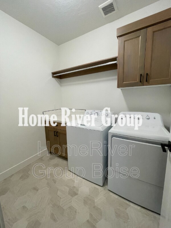 Building Photo - 490 Steephead Ln