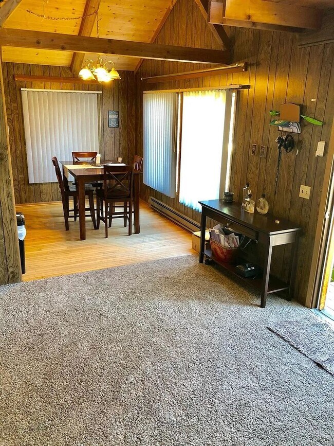 Building Photo - Charming 2 bed, 1.5 bathroom home with fen...