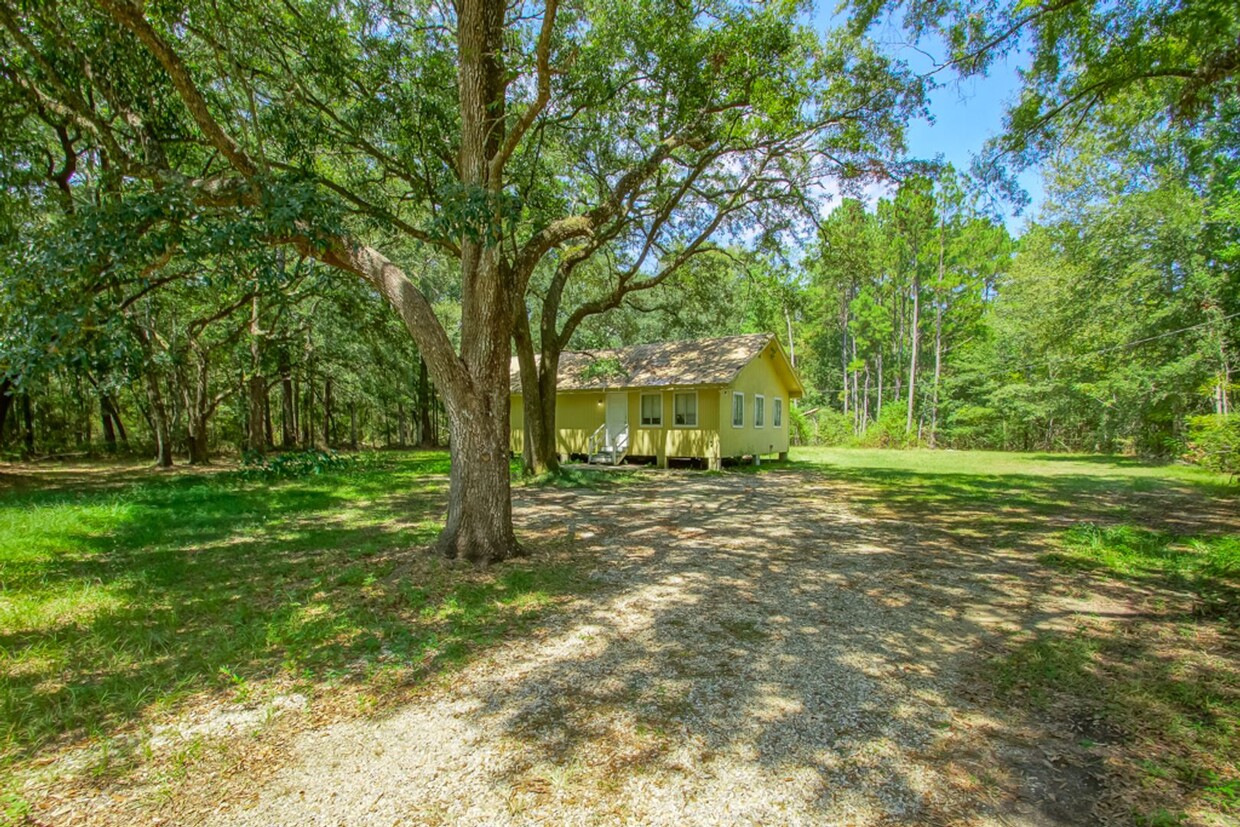 Foto principal - Wonderful single family home on 4.72 Acres...