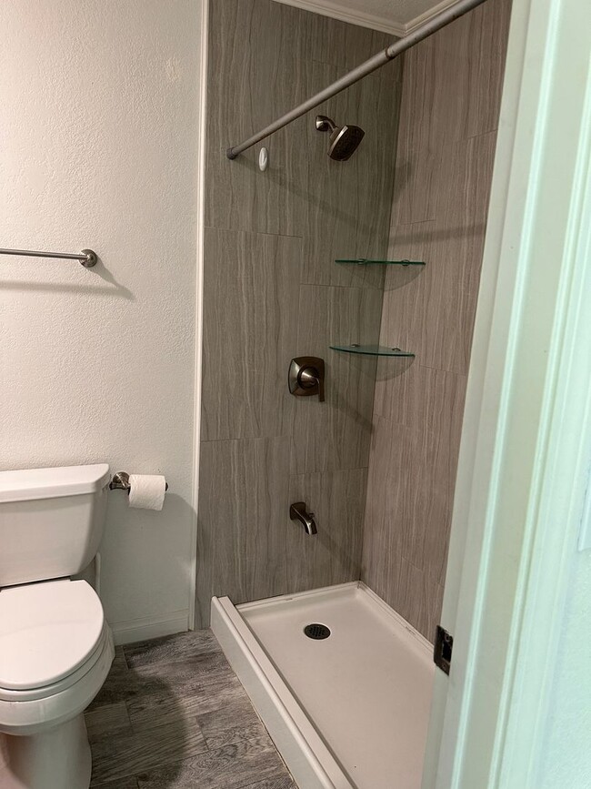 Building Photo - Charming Palolo Studio