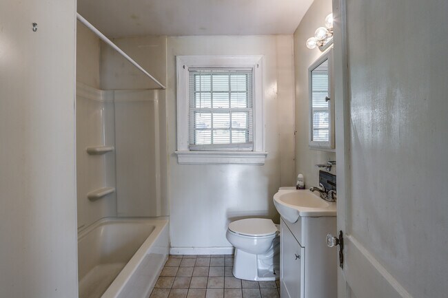 Baño - 2021 Rose Ln