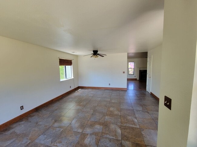 Building Photo - 3 Bedroom House Near Schools and Hiking