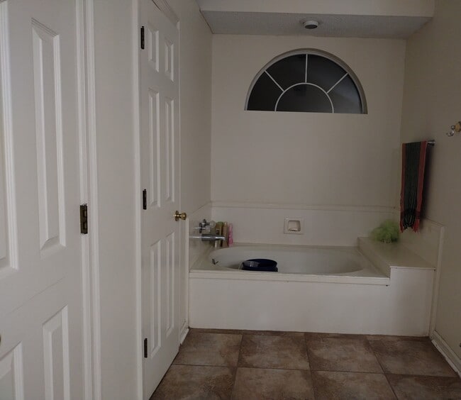 Building Photo - 5344 River Meadow Dr