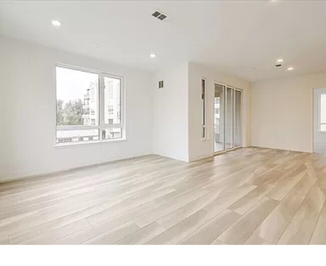 Building Photo - $4000 - THE MOST GORGEOUS THREE BEDROOM HO...
