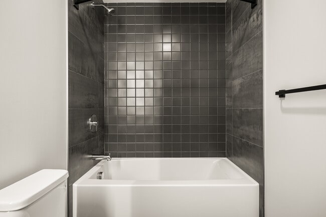 K-1 Suite - Bathroom - Fourth Street Lofts (4SL)