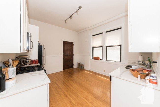 Foto del edificio - 1627 N Burling St