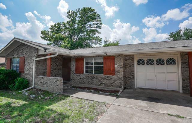 Building Photo - 204 Manor Dr
