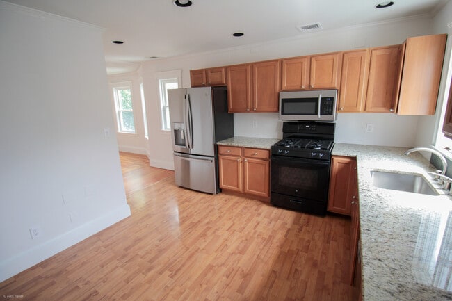 Building Photo - 130 Capen St