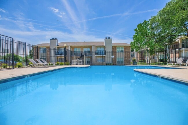 Building Photo - Center Ridge