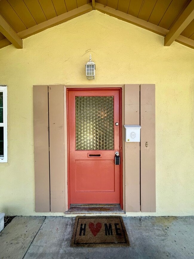 Foto del edificio - Updated 4-Bed 2-Bath | $4220 Mo | Large yard | Fruit Trees