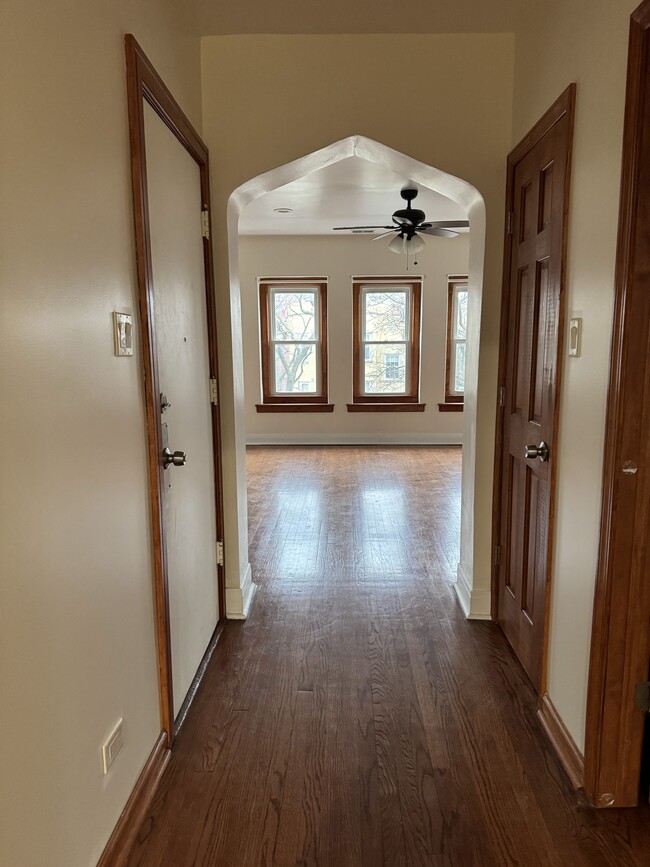 Building Photo - 6140 N Mozart St