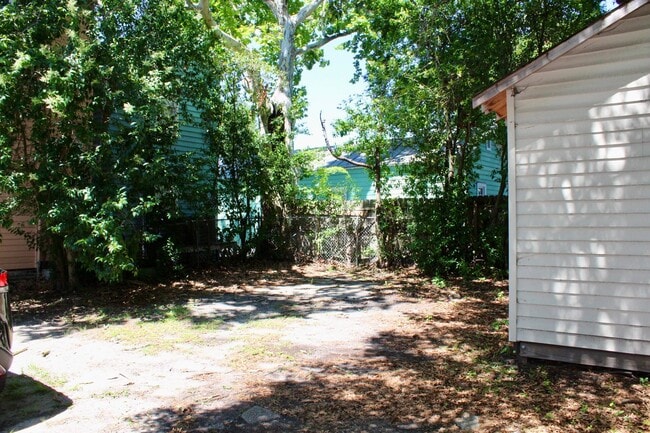 Building Photo - 2 bed / 1.5 bath on Rutledge St.