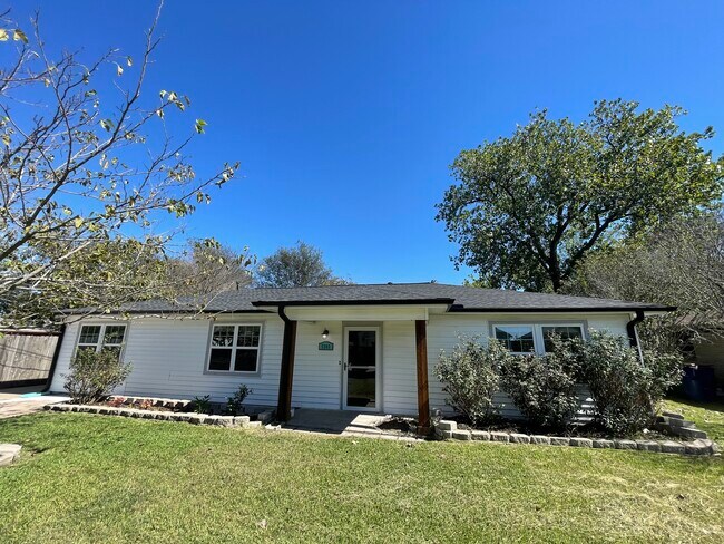 Foto del edificio - 7303 Carol Dr