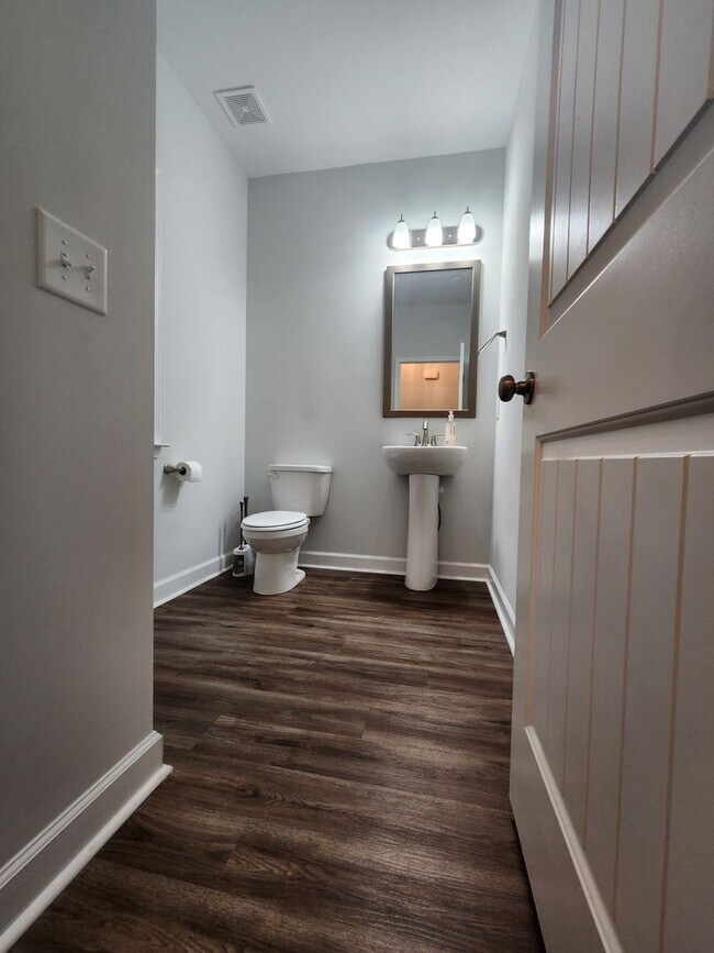 Building Photo - Spacious 4bed/2.5 bath in the Community of...