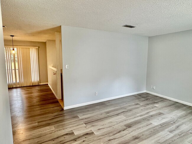 Foto del edificio - Charming 3-bedroom waiting to be yours !!