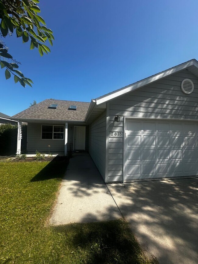 Building Photo - Spacious 3 Bedroom Home- Dog Negotiable!